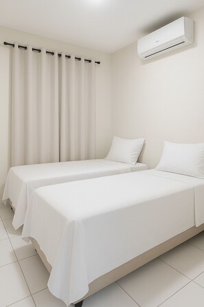 Ferros/tábuas de passar roupa, acesso à internet, roupa de cama