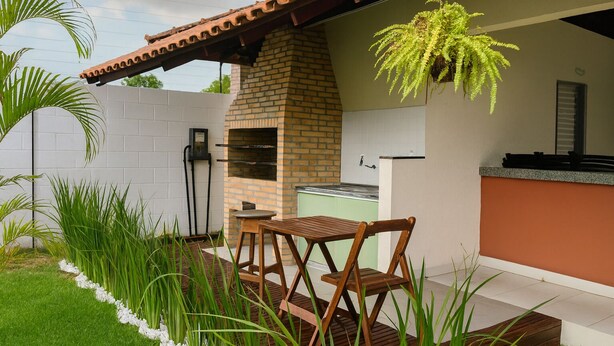 An outdoor kitchen with a brick oven, a dining table, and chairs. - Apartment in Belém with swimming pool and 24-hour security. (Belém)