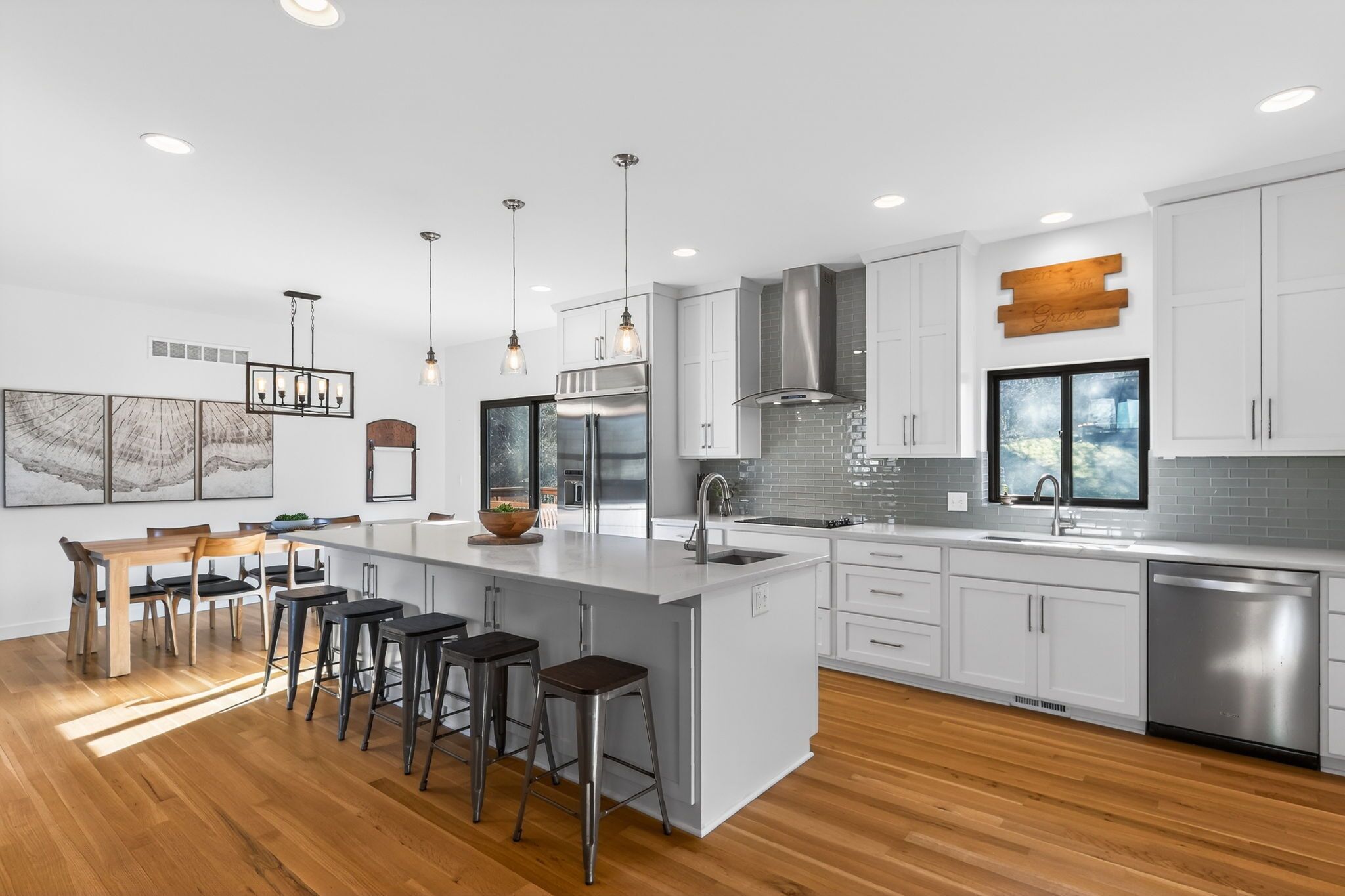 Micro-ondes, four, plaque de cuisson, lave-vaisselle