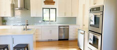 Microondas, horno, placa de cocina, lavavajillas