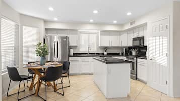 雪櫃、微波爐、焗爐、爐具