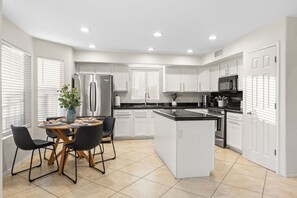 雪櫃、微波爐、焗爐、爐具