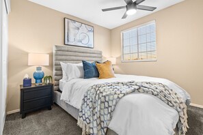 4 bedrooms, iron/ironing board, WiFi - Glendale Oasis • Pool • Basketball • Pool Table • Walk to Stadium (Glendale)