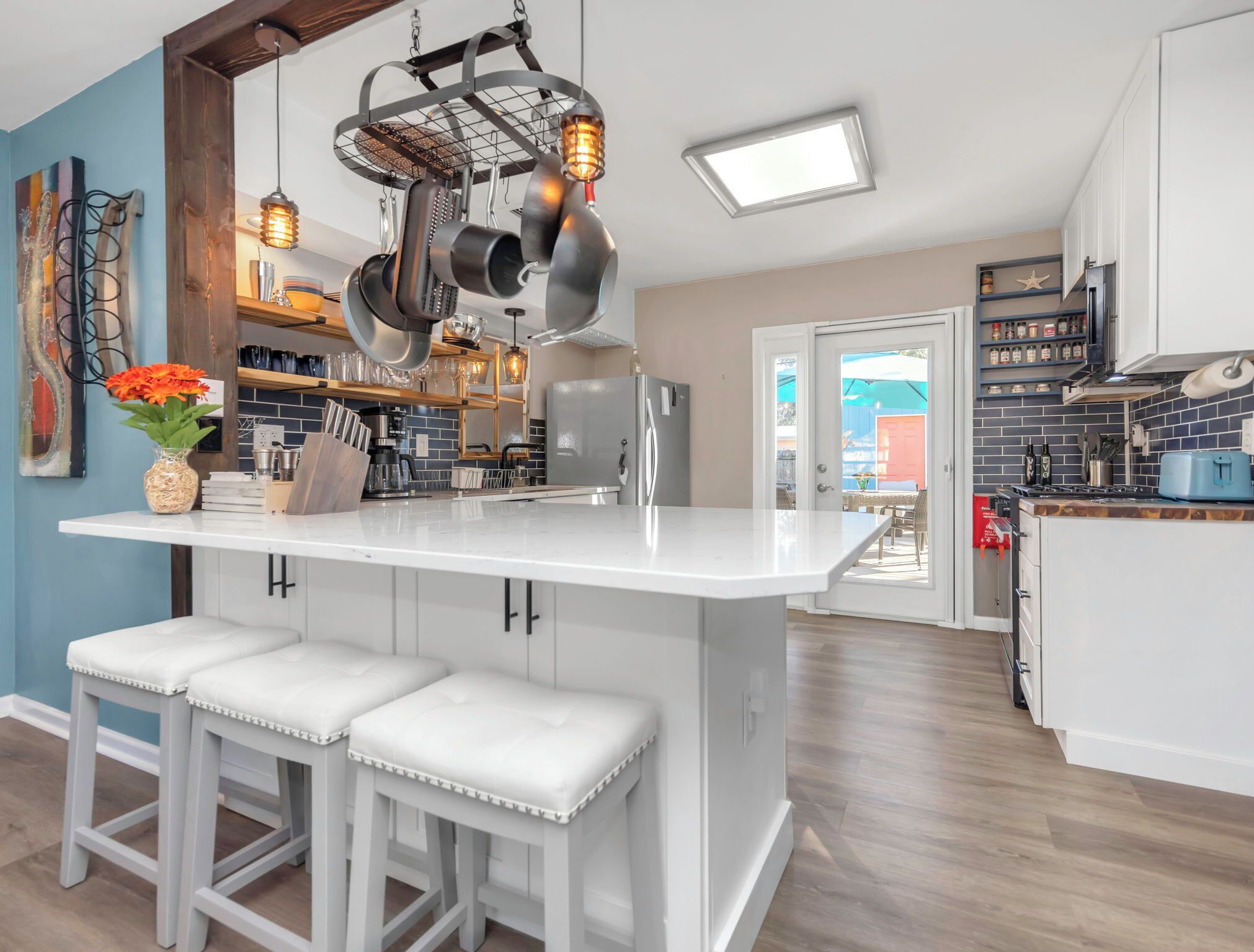 Réfrigérateur, four à micro-ondes, un four, surface de cuisson