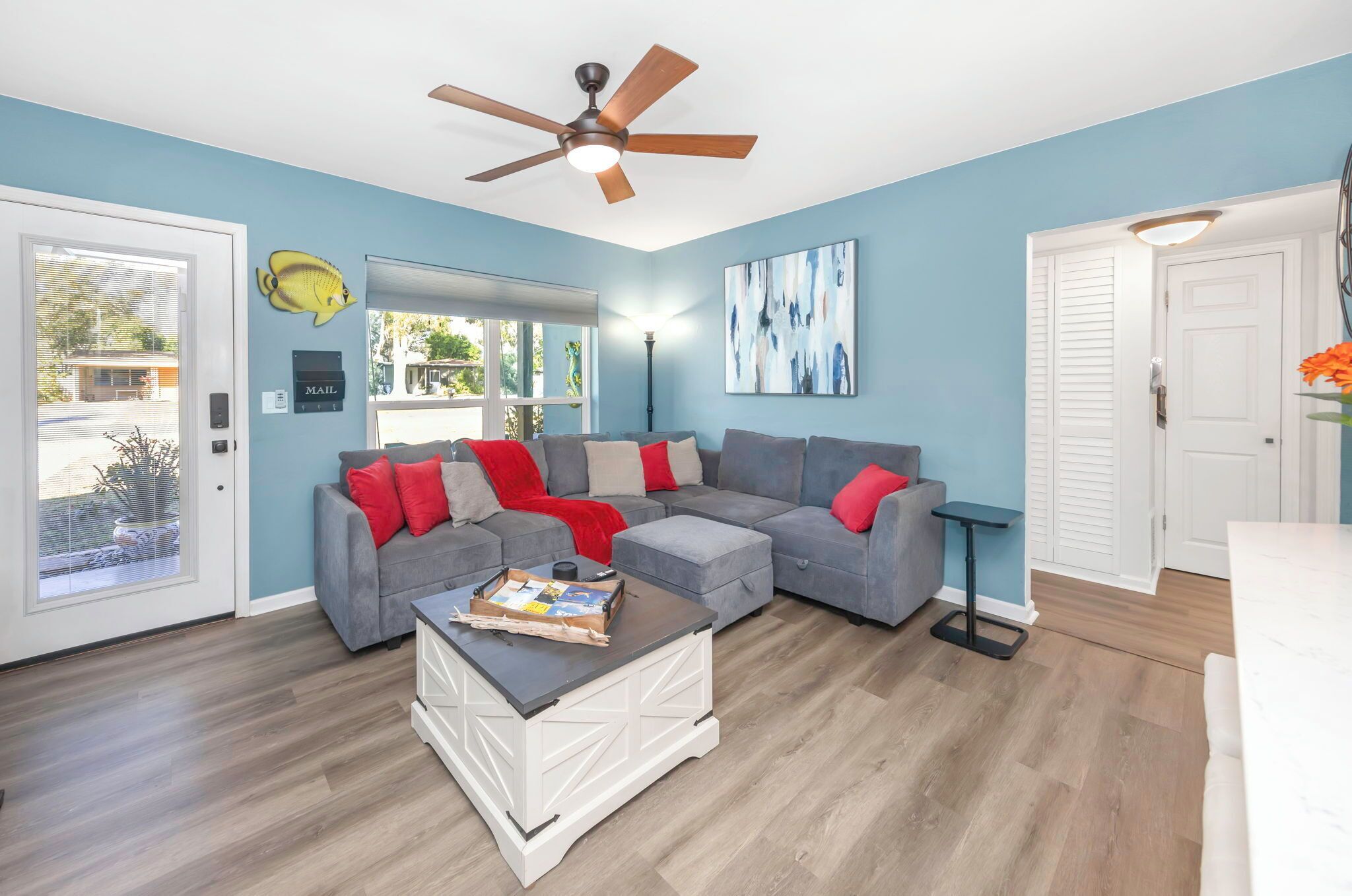 Modern 3-bedroom House Large Deck, Firepit, Chef's Kitchen, King Suite - Clearwater, FL