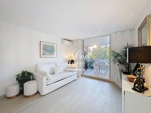 TV - Cosy studio for 2 people with terrace 5min beach Cavalière (Le Lavandou)