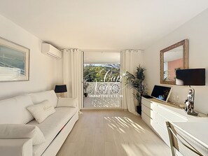TV - Cosy studio for 2 people with terrace 5min beach Cavalière (Le Lavandou)