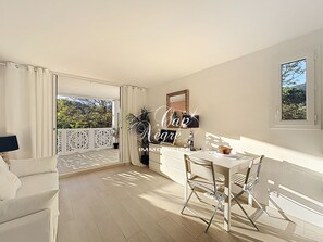 Interior - Cosy studio for 2 people with terrace 5min beach Cavalière (Le Lavandou)