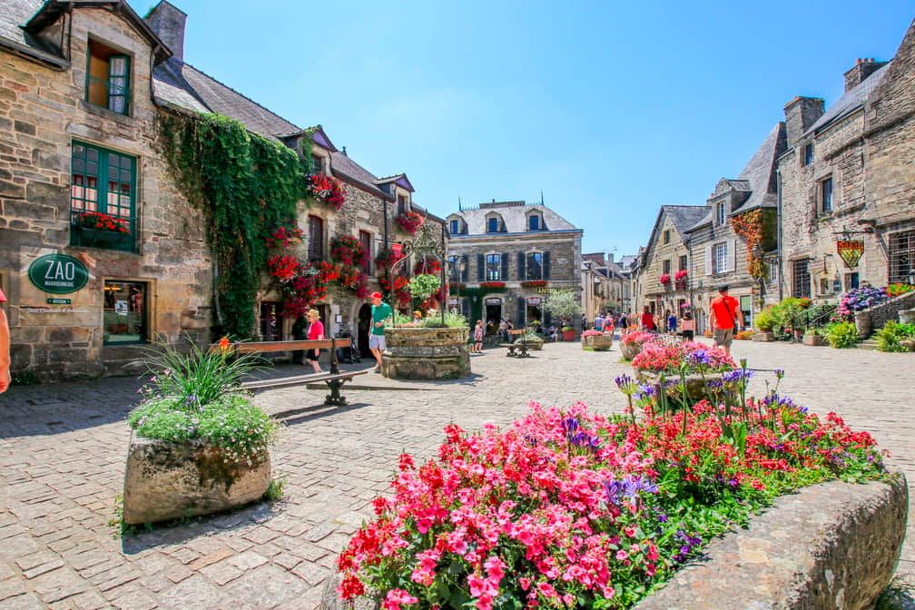 Un bâtiment historique en pierre, sur lequel on peut lire l’inscription « ZAO ».