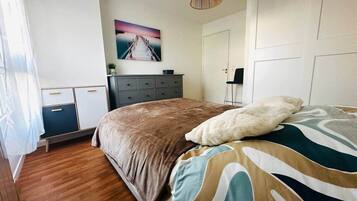 Een strijkplank/strijkijzer, reisbedje, gratis wifi, beddengoed