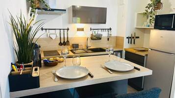 Réfrigérateur, micro-ondes, four, plaque de cuisson