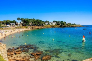 A coastal beach scene with clear waters, a sandy shore, and a few boats. - Urban cocoon, quiet studio 2 minutes from Vannes (Plescop)