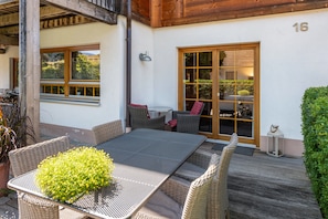 Outdoor dining - Apartment Haus Am Wald with Mountain View, Shared Terrace and Wi-Fi (Münstertal)