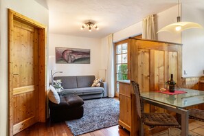 TV, stereo - Apartment Haus Am Wald with Mountain View, Shared Terrace and Wi-Fi (Münstertal)
