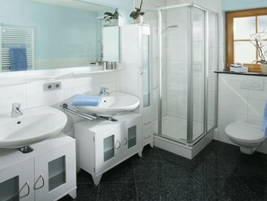 Chuveiro, secador de cabelo, toalhas de banho 