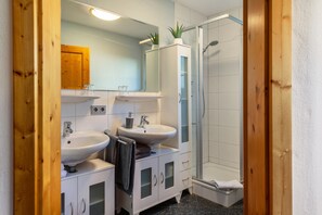 Shower, hair dryer, towels - Apartment Haus Am Wald with Mountain View, Shared Terrace and Wi-Fi (Münstertal)