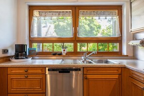 Cafetera o tetera, frigorífico, horno y placa de cocina