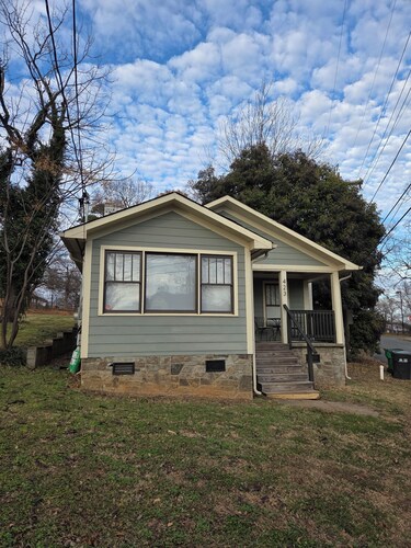 Fabulous 2-bedroom cottage in Charlotte. Pet friendly and high speed internet!