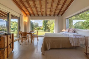 Tabla de planchar con plancha, wifi gratis y ropa de cama 