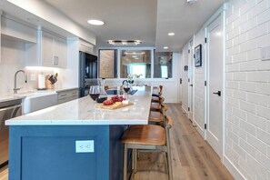 Microwave, dishwasher, coffee/tea maker, cookware/dishes/utensils - Easy Walk to Ski Lifts - Private Hot Tub - Views! (Park City)