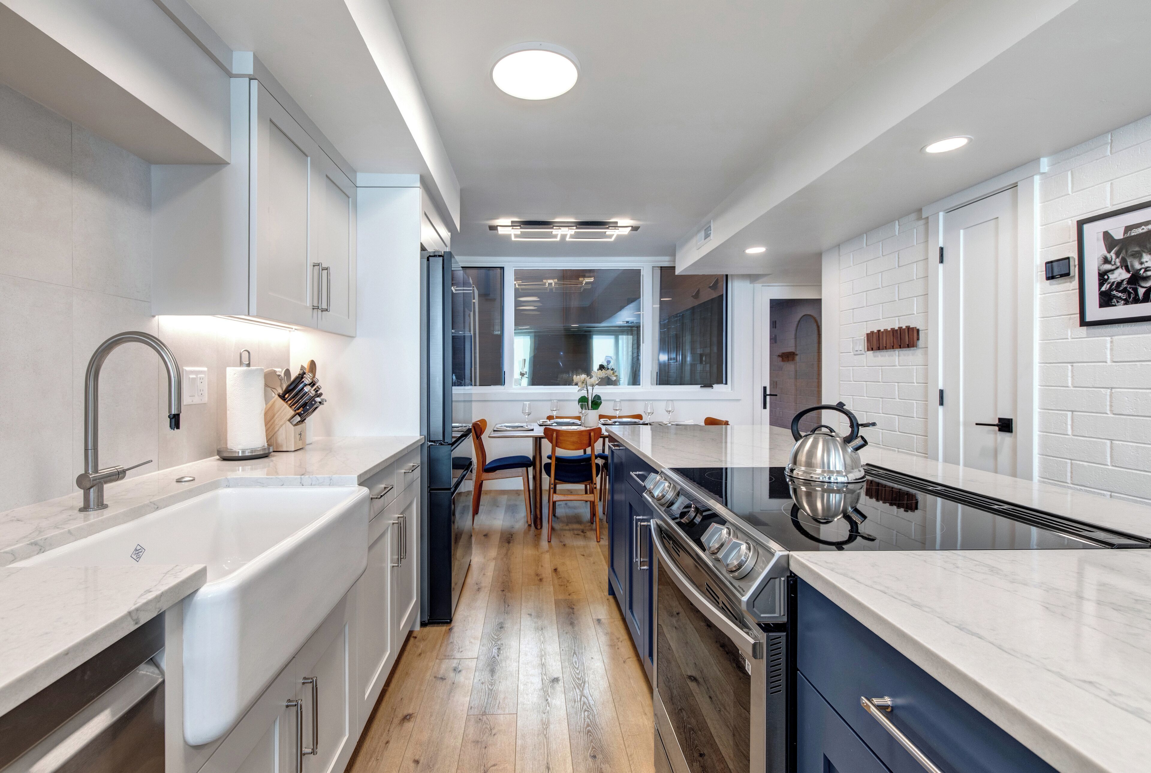 Mikrowelle, Geschirrspüler, Wasserkocher mit Kaffee-/Teezubehör