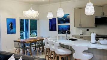 Habitación, 5 habitaciones, alberca privada | Comedor