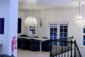 Kamer, 5 slaapkamers, privézwembad | Woonkamer