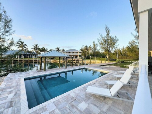 Room-escape to Paradise In West End Old