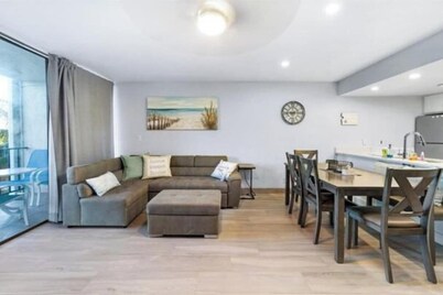 Room-elegant Condo in Coral Beach on the