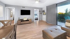 Dormitorio compartido, 2 habitaciones, balcón, vistas al jardín | Sala de estar