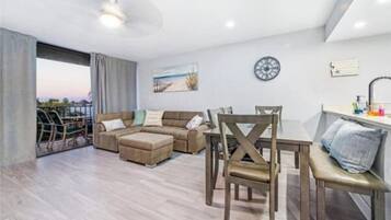 Shared Dormitory, 2 Bedrooms, Balcony, Garden View | Dining room