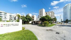 Dormitorio compartido, 2 habitaciones, balcón, vistas al jardín | Jardines del alojamiento