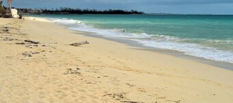 Room-elegant Condo in Coral Beach on the