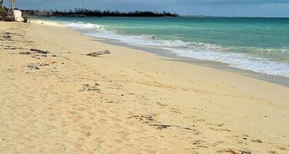 Room-elegant Condo in Coral Beach on the