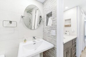 Bathroom - Room-elegant Condo in Coral Beach on the (Freeport)