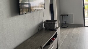 Dormitorio compartido, 2 habitaciones, balcón, vistas al jardín | Interior