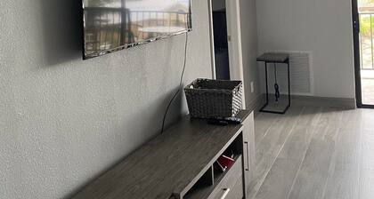 Room-elegant Condo in Coral Beach on the