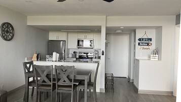 Gemeinsamer Schlafsaal, 2 Schlafzimmer, Balkon, Gartenblick | Esszimmer