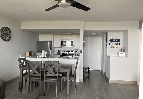 Room-elegant Condo in Coral Beach on the