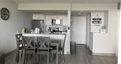 Room-elegant Condo in Coral Beach on the