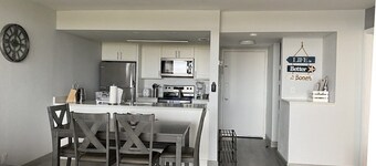 Room-elegant Condo in Coral Beach on the