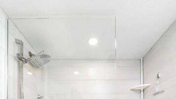 Dormitorio condiviso, 2 camere da letto, balcone, vista giardino | Bagno