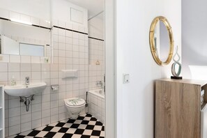 Dusche, Haartrockner, Handtücher
