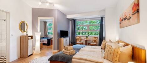 2 عدّة غرف نوم ومكواة/لوح كي وواي فاي وملاءات أسرّة