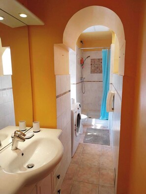 Shower, towels - Bright T3 in the heart of Ajaccio with port view (Ajaccio)