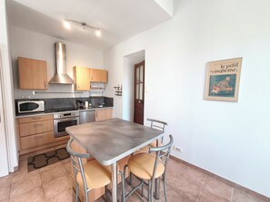 Fridge, microwave, oven, dishwasher - Bright T3 in the heart of Ajaccio with port view (Ajaccio)