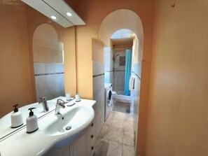 Shower, towels - Bright T3 in the heart of Ajaccio with port view (Ajaccio)