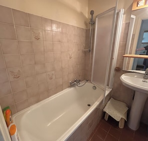 Shower, hair dryer - Charming apartment with garden in Antibes (Antibes)