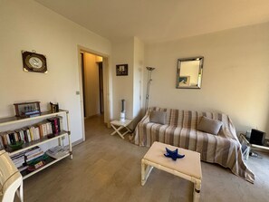 TV - Charming apartment with garden in Antibes (Antibes)