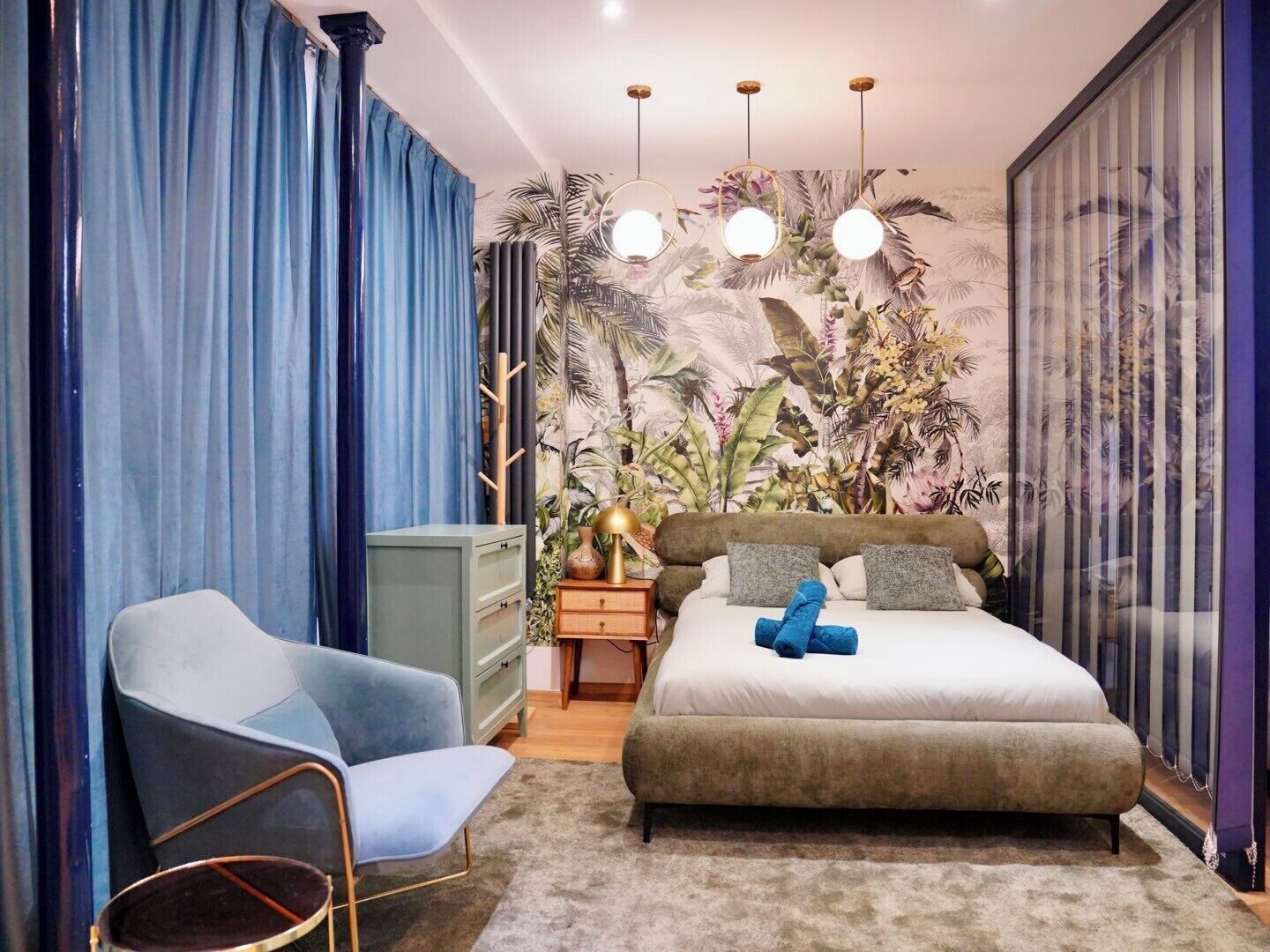 3 habitaciones, tabla de planchar con plancha, wifi y ropa de cama 